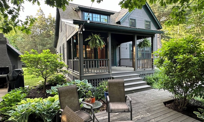 Clayton House | Elegant three bedroom home in park-like setting