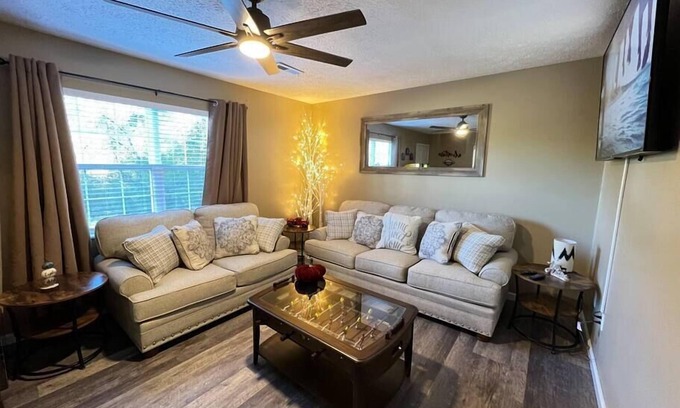 Sevierville House | Elegant Vacation- 2 miles to Dollywood- Arcades & More