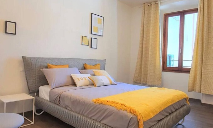Santissima Annunziata Apartment | Elegant Yellow Apartment In Via San Gallo