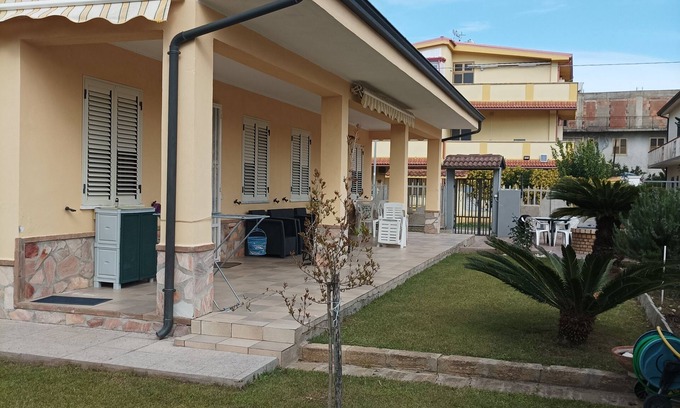 Botricello Apartment | Elegante Appartamento al Piano Terra, su una