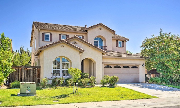 Elk Grove House | Elk Grove House w/Grill ~ 3 Mi to Old Town!