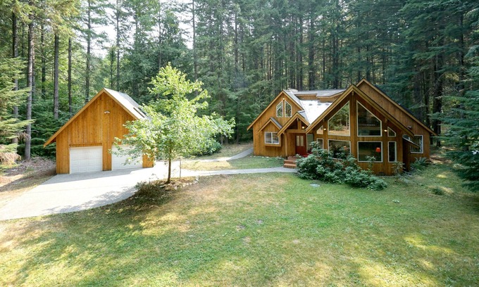 Enumclaw House | "Elk Hollow" Mountain Home Near Mount Rainier and Crystal Mountain Ski Area, WA
