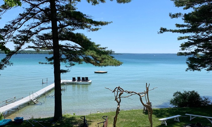 Elk Rapids House | Elk Lake Fall Color Weekends, 6 BR, 14 beds, 5 baths, Barrel Sauna, sleeps 22
