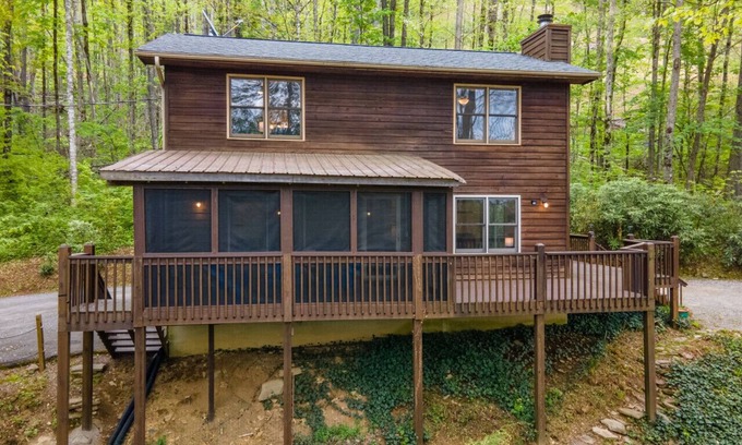 Maggie Valley Cabin | Elk Ridge Retreat -Hot Tub- Firepit-Fireplace