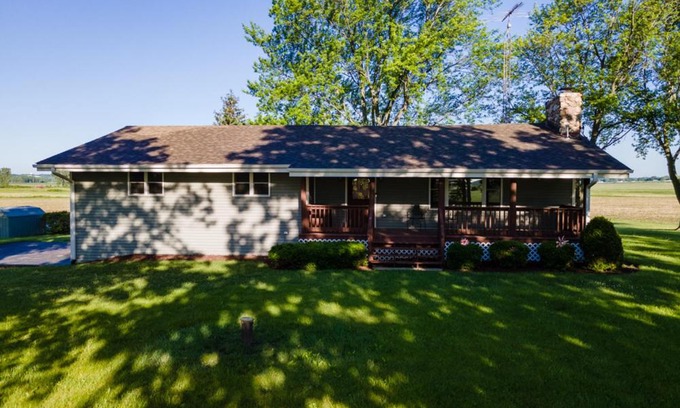 Lake Geneva House | Elkhorn 3 Bedroom 2 Bathroom Log Cabin Sleeps 8 - Lincoln Log Cabin