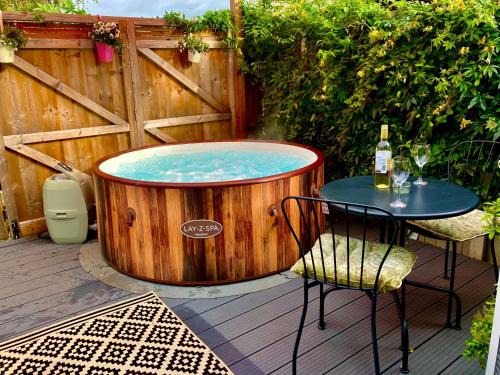 Malvern Apartment | Elkstone Studio Private Hottub Pet Friendly
