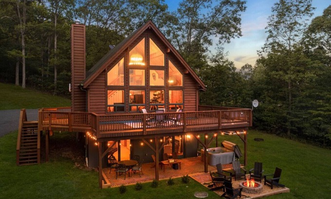 Swanton Cabin | Ella Bella Chalet: Hot Tub, Stunning Views, Wi-Fi