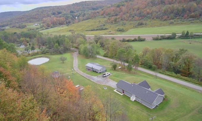 Salamanca Ski Chalet | Ellicottville Chalet 5 Mi to Village