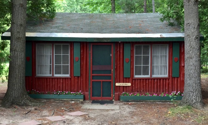 Grawn Cabin | Ellis Lake Resort - Cedar Log Cabin - Interlochen/Traverse City