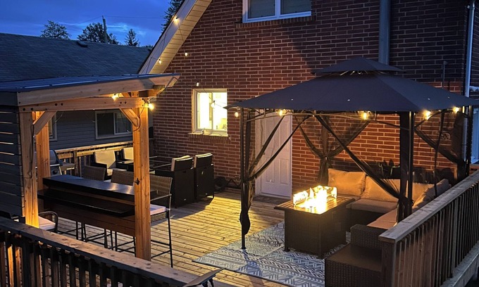 Crystal Beach House | Elmwood Coast&Hearth Retreat- Large Deck + Bar + Firepit 5 min walk to the beach