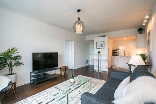 Nashville House | Elvis' Hotel But Modernized! 3 Beds, Pool, and FREE Parking