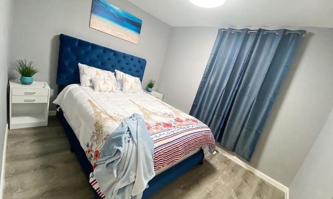 Tri-Taylor Apartment | EMALUX Condo Near Downtown,Bus,Train,Hospitals,United-Center,Fulton Market