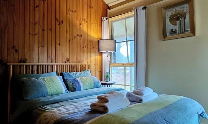 Kalimna Ski Chalet | Emberpine Cottage 1 (1Queen+2Twins)SPA & WoodStove