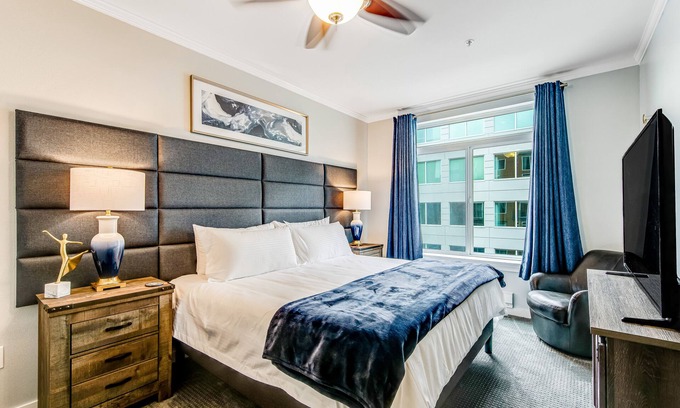 Belltown Condo | Emerald City Escape with Pool and Parking!