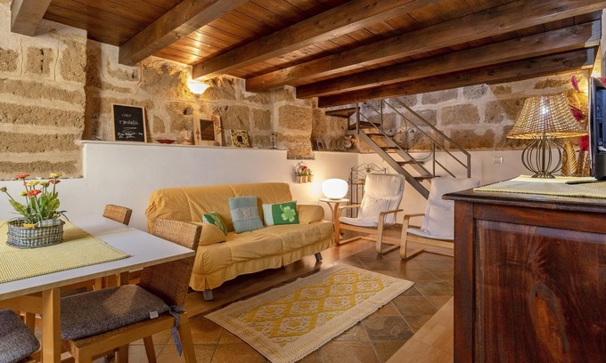 Alghero City Centre Apartment | EMERALD in OLD TOWN! Romantic near the sea! Alghero warm atmosphere! Wi-Fi