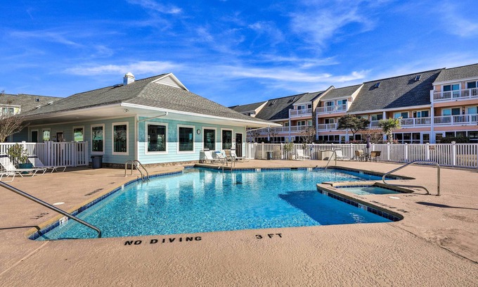 Emerald Isle Condo | Emerald Isle Condo Near Beach w/Screened Porch!