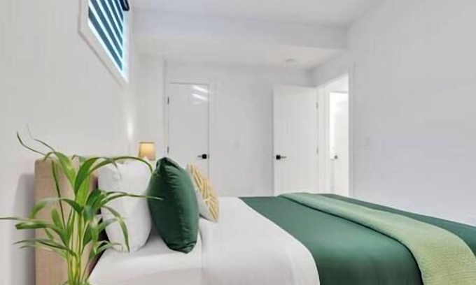 Killarney House | Emerald: Stylish Lower-Suite in Trendy Killarney