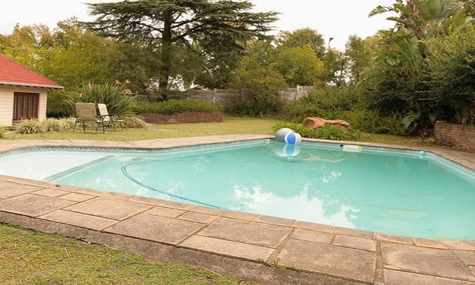 Greater Johannesburg Metropolitan Area Cabin | En-suite family size room with pool view.