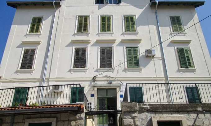 Split House | En-suite Iris on Rokova Street