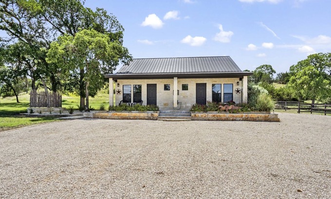 Bandera Cottage | Enchanting Cottage Suite Haven near Medina River in Texas