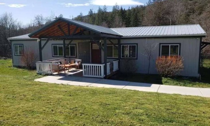 Ruch House | Enchanting Getaway: Farmhouse and Tiny House Duo