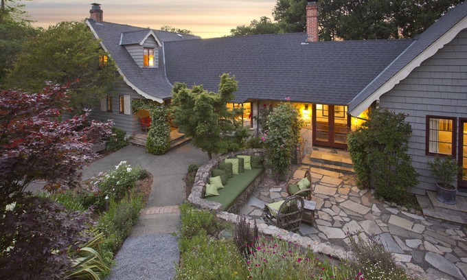 Forestville House | Enchanting Healdsburg Estate with Luxurious Pool and Lush Gardens