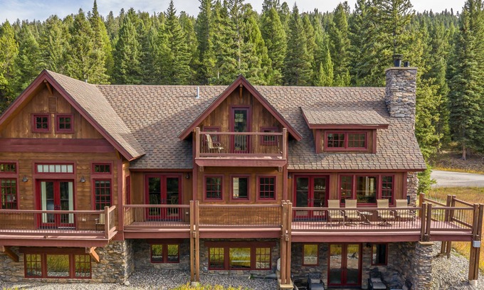 Gallatin Gateway House | Enchanting Home|Hot Tub|Fireplace|12m to Resort