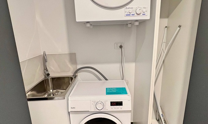 Reid Apartment | Enchanting in Red | 1bd 1bth 1csp