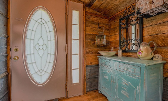 Pine City Cottage | Enchanting Old Blue Sleeping Cottage with loft, spa and breakfast!