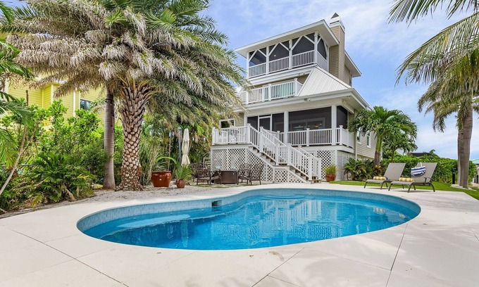 Saint James City House | Enchanting Retreat - Pine Island Paradise - Roelens