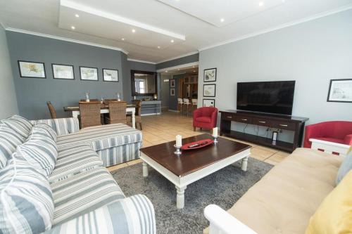 Humewood Apartment | Endless Summer Coastal Condo