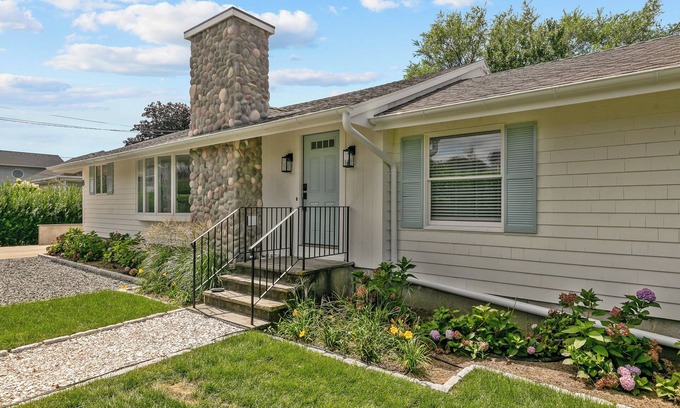 Easton's Point House | Endless Summer Cottage - Charming 3BR House near Beaches Middletown, RI