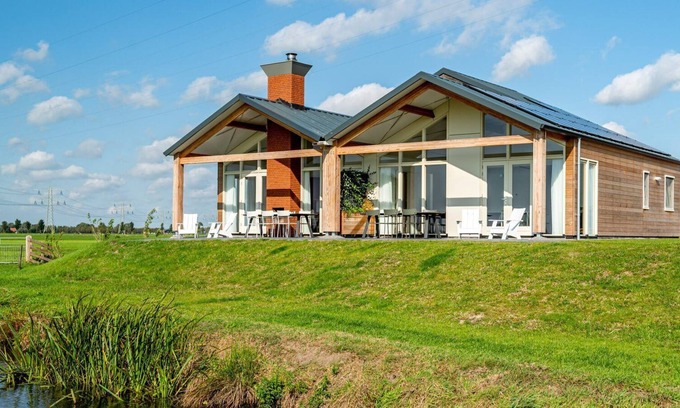 Akkrum House | Energy–neutral family bungalow of 180 m² suitable for 14 people