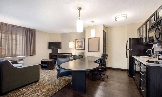 Waukegan House | Enjoy a Hassle-Free & Suiting Stay! 2 Relaxing Units with Kitchen, Pet-friendly!