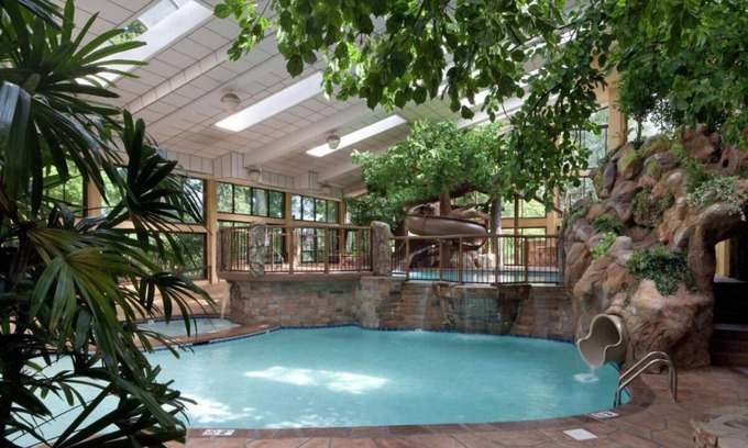 Gatlinburg Hotel | Enjoy a Hassle-Free and Suiting Stay! Indoor Pool, Pets Allowed!