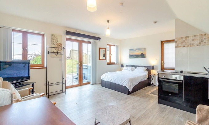 Cwm Frwd Oer Cottage | Enjoy a quiet retreat at this one bedroom hilltop studio with views over the countryside.