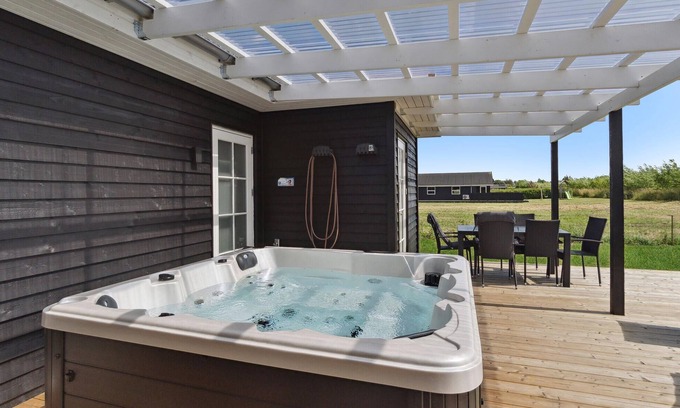 Haslevgarde House | Enjoy a relaxing vacation in this beachfront vacation home with wellness.