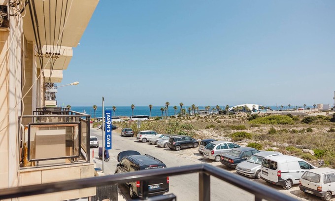 Qawra Apartment | Enjoy a stylish experience at this centrally-located place