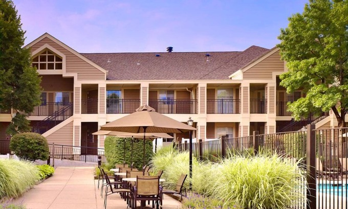 Monmouth Junction Hotel | Enjoy Free Breakfast and Outdoor Pool! Ideal Family Stay in Princeton!