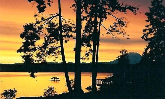 Fox Island Cottage | enjoy island living on a sandy Puget Sound beach with a view of Mt. Rainier