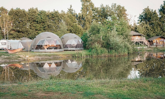 Nieuw Heeten House | Enjoy luxury glamping in the Waard Round Holly tent, with a pond view, a bathtub, and modern amenities for 4 people.