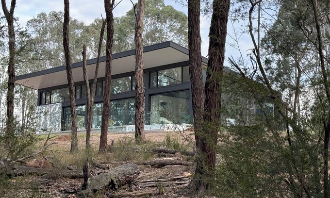 Werombi House | Enjoy peace and birdsong in Australian bush setting in architectural home.