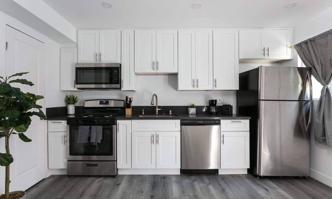 Glendale Apartment | Enjoy Stylish 3BR Apt | Sleeps 6 + Free Parking