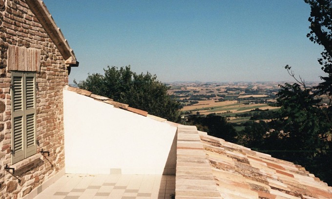 Fratte Rosa House | Enjoy the enchanting atmosphere of this family-friendly establishment!