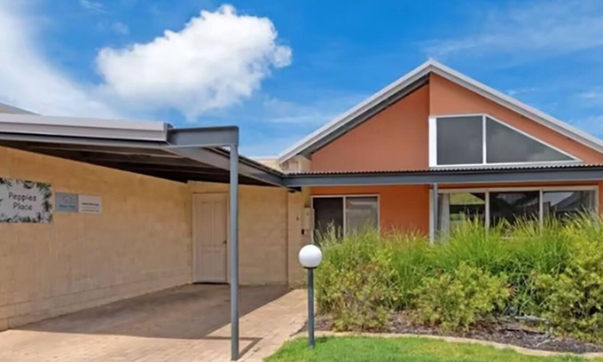 Collingwood Park Villa | Enjoy the serenity! Entire villa within walking distance of Middleton Beach.