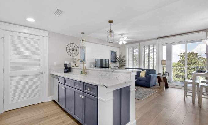 Baytowne Wharf Condo | Enjoy This Elegant Coastal Condo:, King-Suite,Full kitchen,Pool, Hot Tub,Balcony