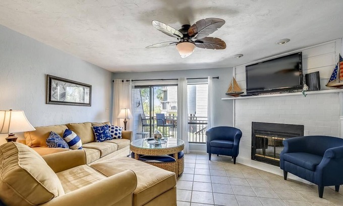 East End House | Enjoy this updated townhome with views of the gulf and pool from the deck.