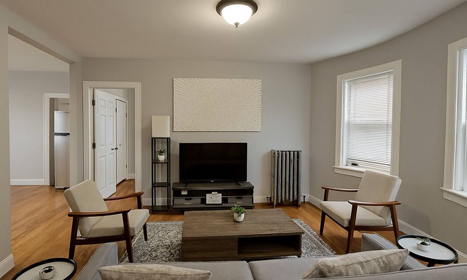 West Ridge Apartment | Enjoyable apartment with AC in vibrant Chicago