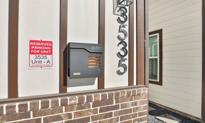 OST - South Union House | Enjoyable townhome with AC in vibrant Houston at this centrally-located place.