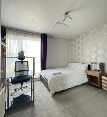 Gravesend House | Ensuite Double Room with Balcony